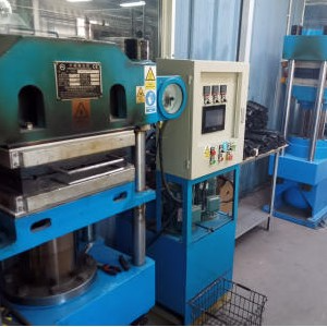 Processo di miscelazione caucciù naturale e sintetico